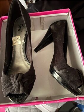 FIONI Clothing Black Peep-Toe Knot Platform Heels